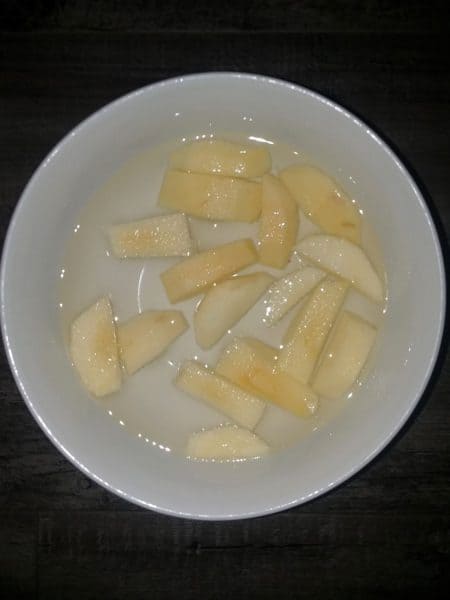 apples in lemon water