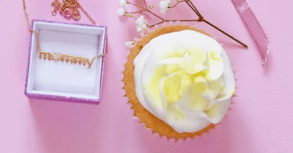 mother's day cupcake and a chain