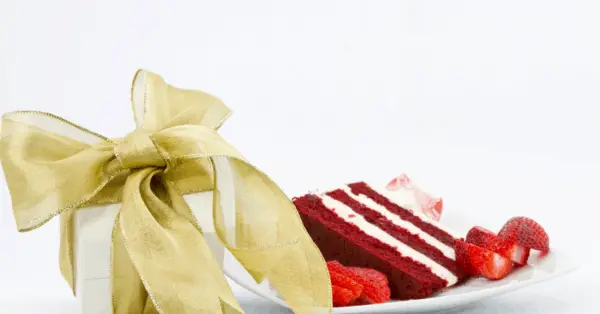 red velvet cake, gift box