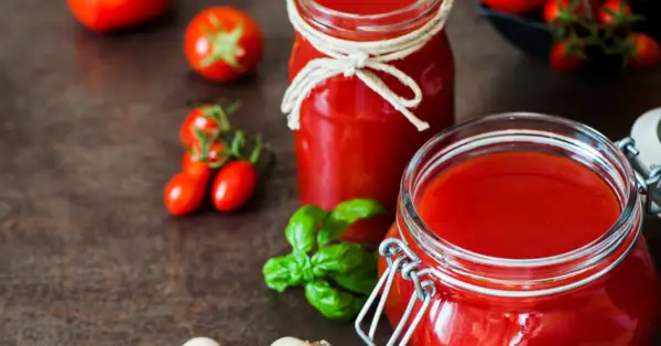 tomato sauce in a jar
