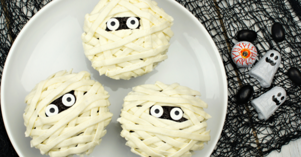 Halloween mummy muffins